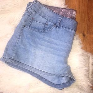 So Light denim shorts size 17